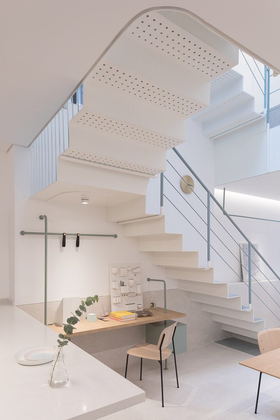 A white house a growing home by RIGI design
