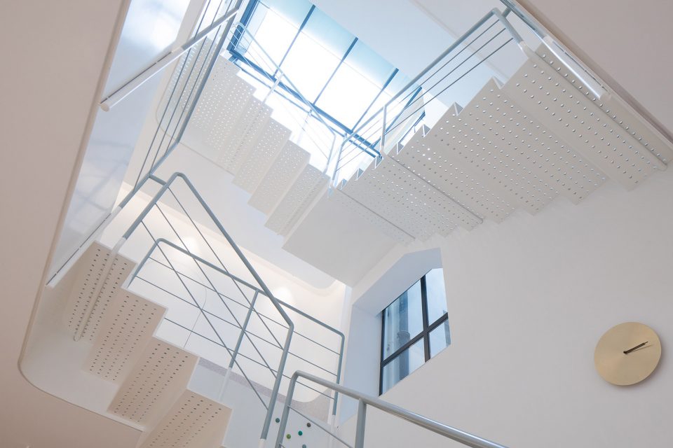 A white house a growing home by RIGI design