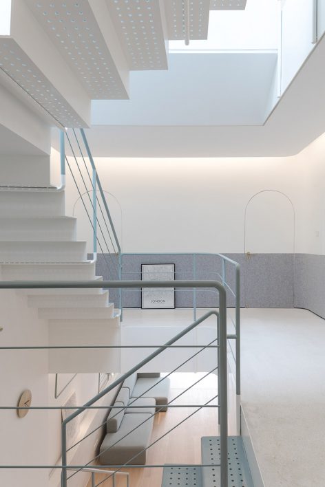 A white house a growing home by RIGI design