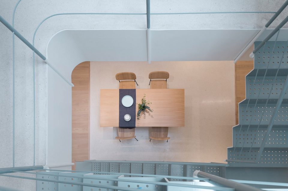 A white house a growing home by RIGI design