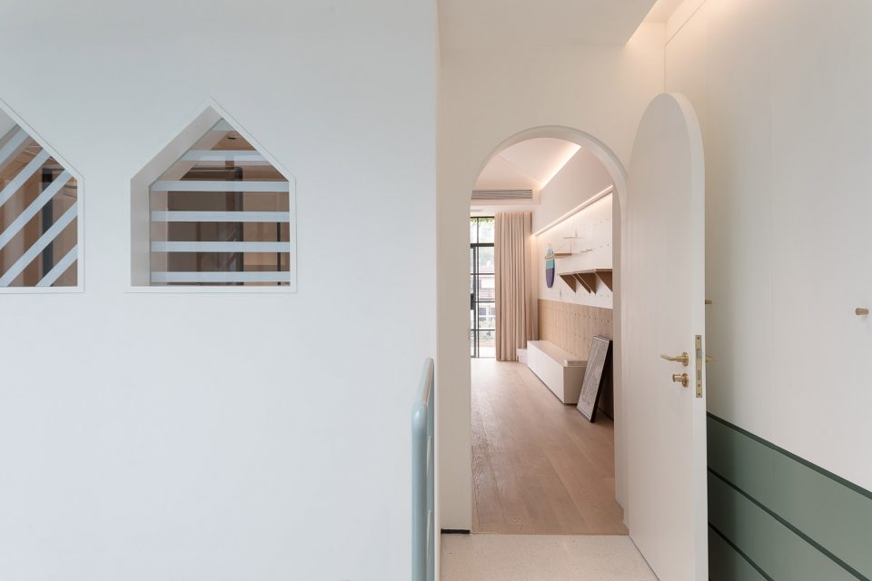 A white house a growing home by RIGI design