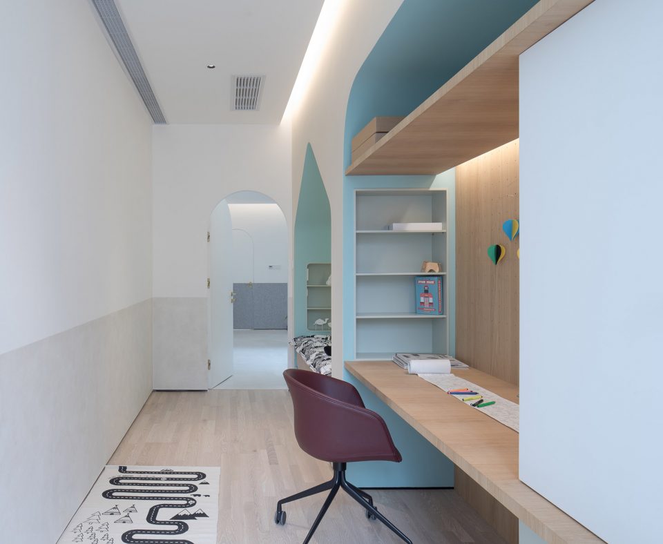 A white house a growing home by RIGI design