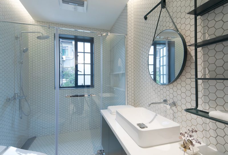 A white house a growing home by RIGI design