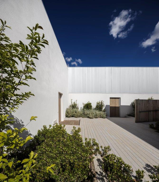 Caledonian Somosaguas by Studio Mk27