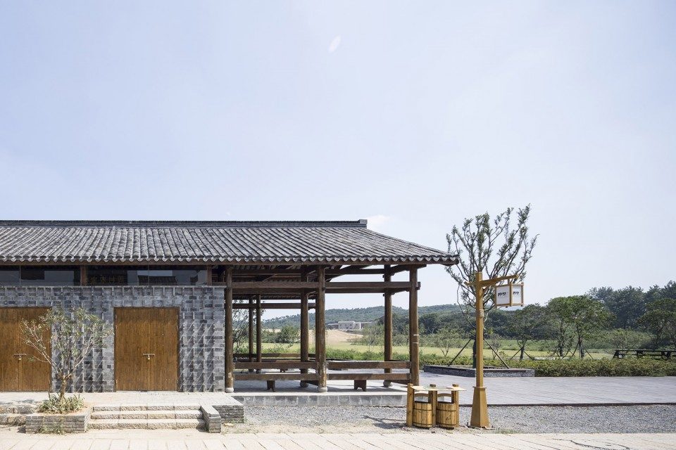 沿主街立面 A Rural Shop at Huashu Village Nanjing China by Atelier Zhouling 960x640