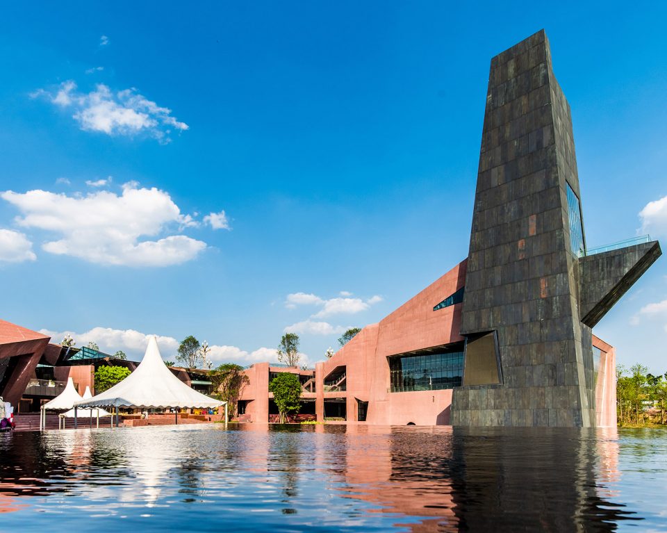 Luxelakes Art Expo Center-Antoine Predock
