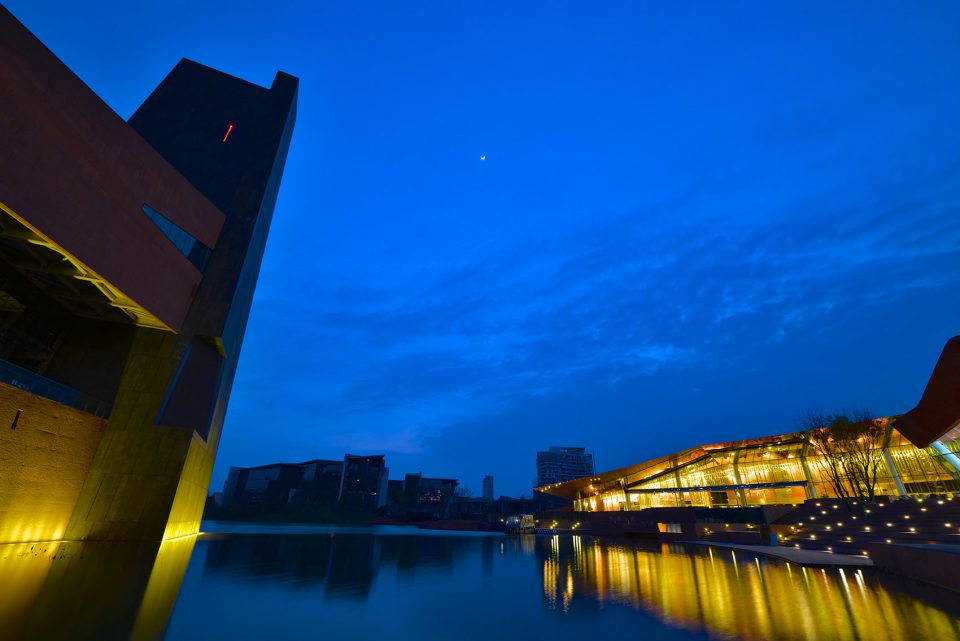 Luxelakes Art Expo Center-Antoine Predock
