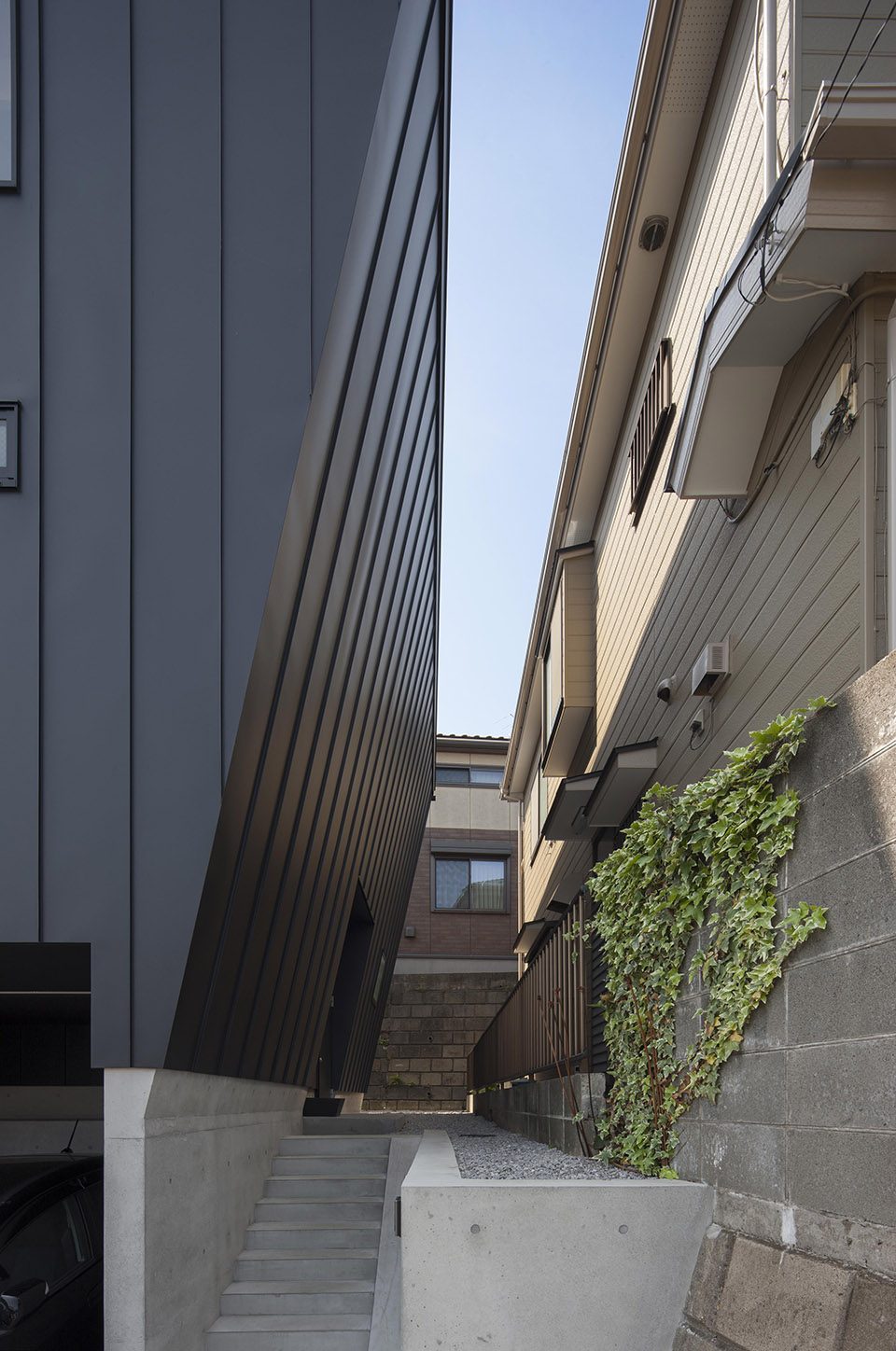 Book Shelf House by Shinsuke Fujii ARCHITECTS