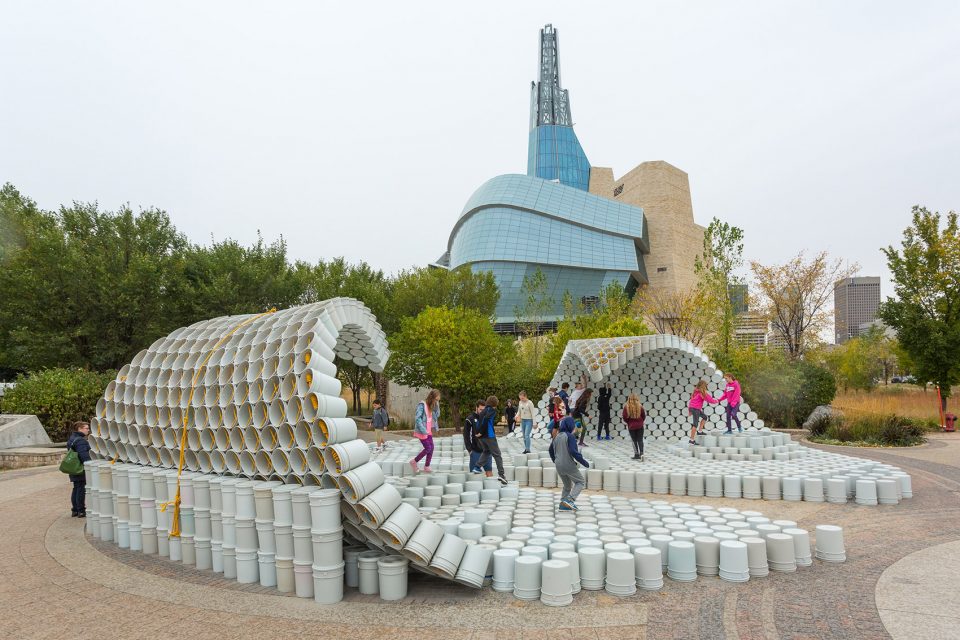 One Bucket at a Time in Winnipeg by 5468796 Architecture Factor Eficiencia