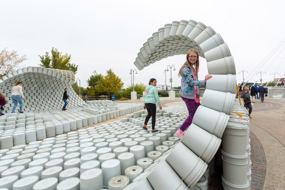 One Bucket at a Time in Winnipeg by 5468796 Architecture Factor Eficiencia