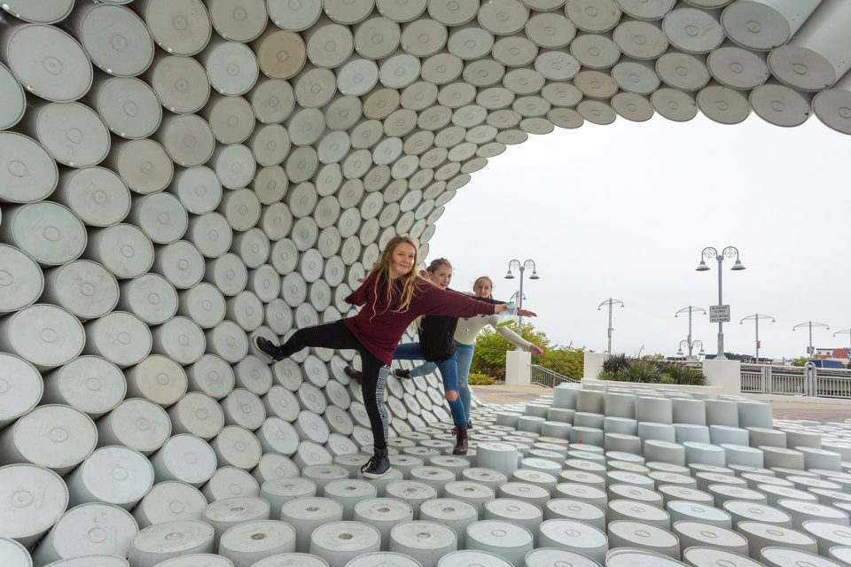 One Bucket at a Time in Winnipeg by 5468796 Architecture Factor Eficiencia