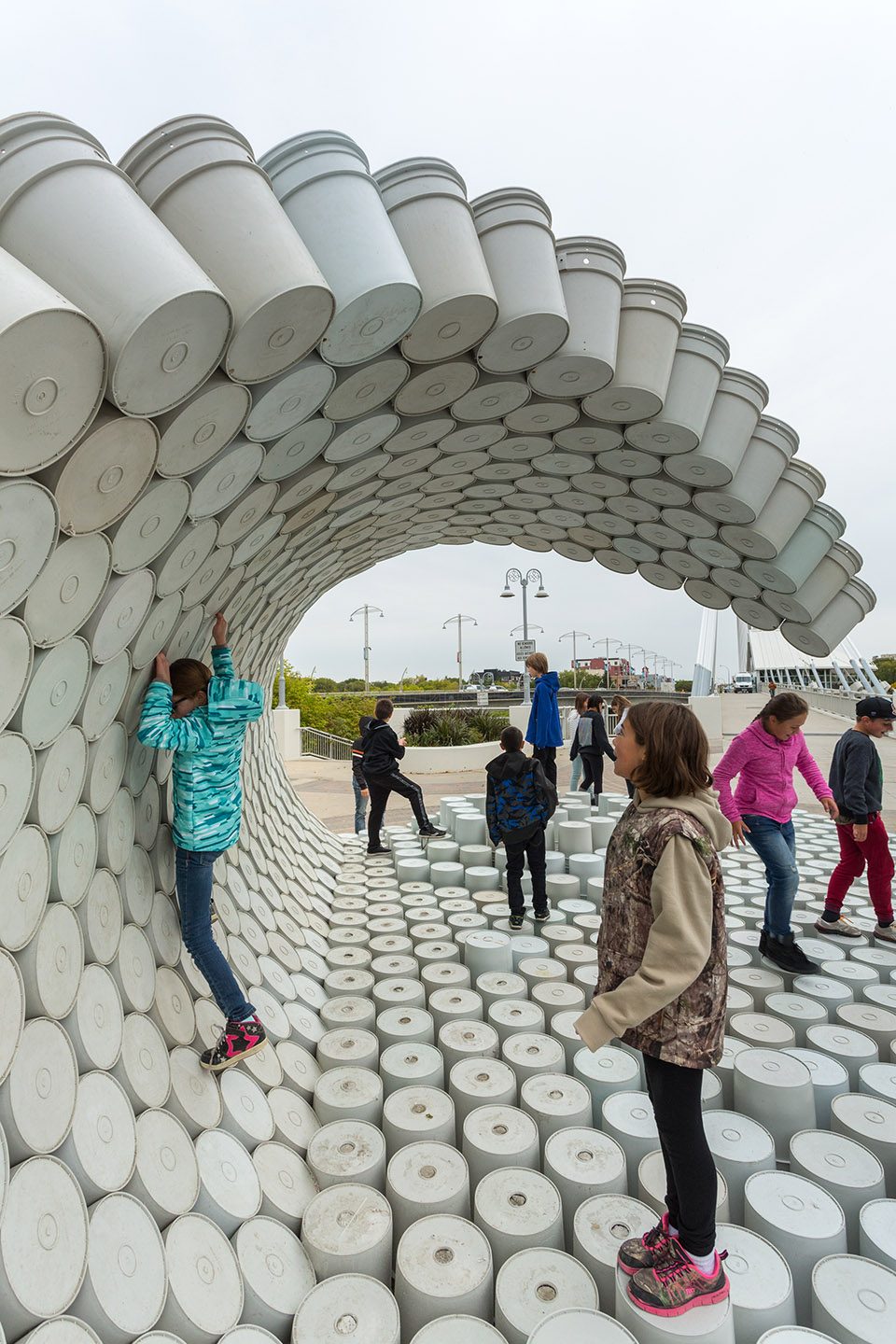 One Bucket at a Time in Winnipeg by 5468796 Architecture Factor Eficiencia
