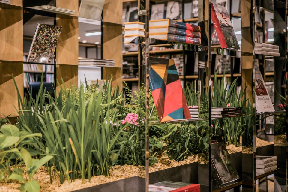 Hauser Wirth Pop up Bookshop by dongqi Architects