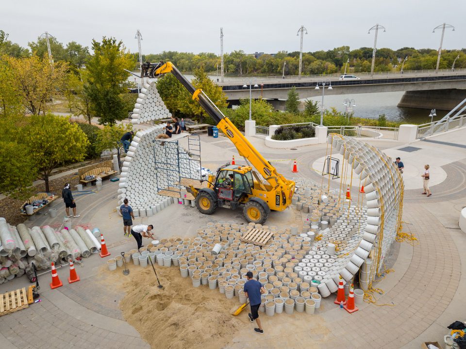 One Bucket at a Time in Winnipeg by 5468796 Architecture Factor Eficiencia