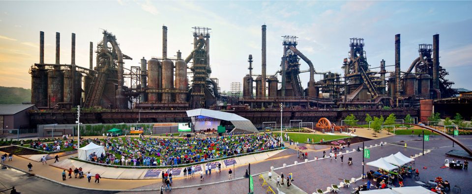 在伯利恒钢铁厂停工20年之后,场地被改造为全新的steelstacks艺术及