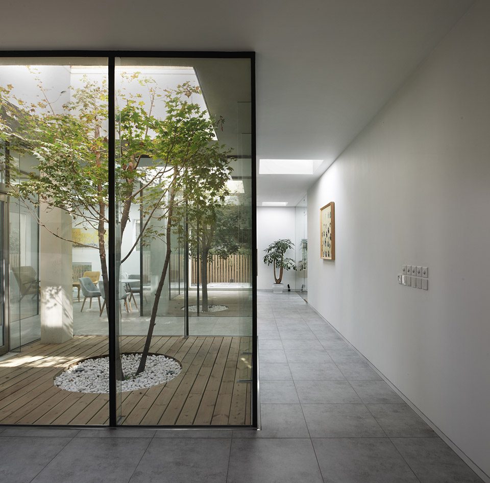 BMLZ Villa Office by TSUTSUMI ASSOCIATES