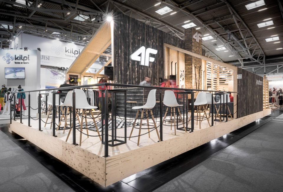 4F fair stand by modelina