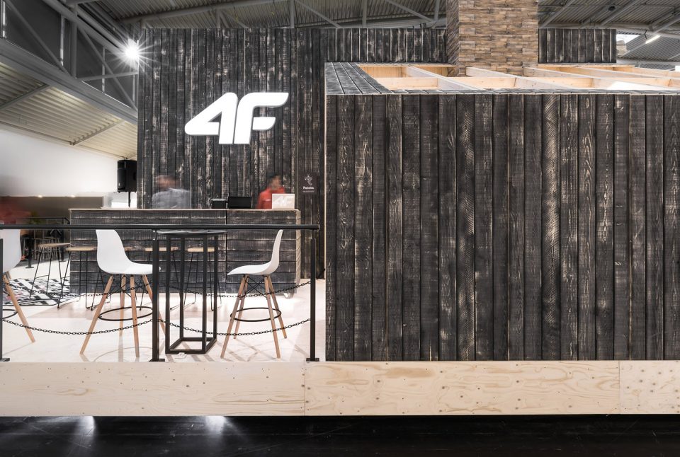 4F fair stand by modelina