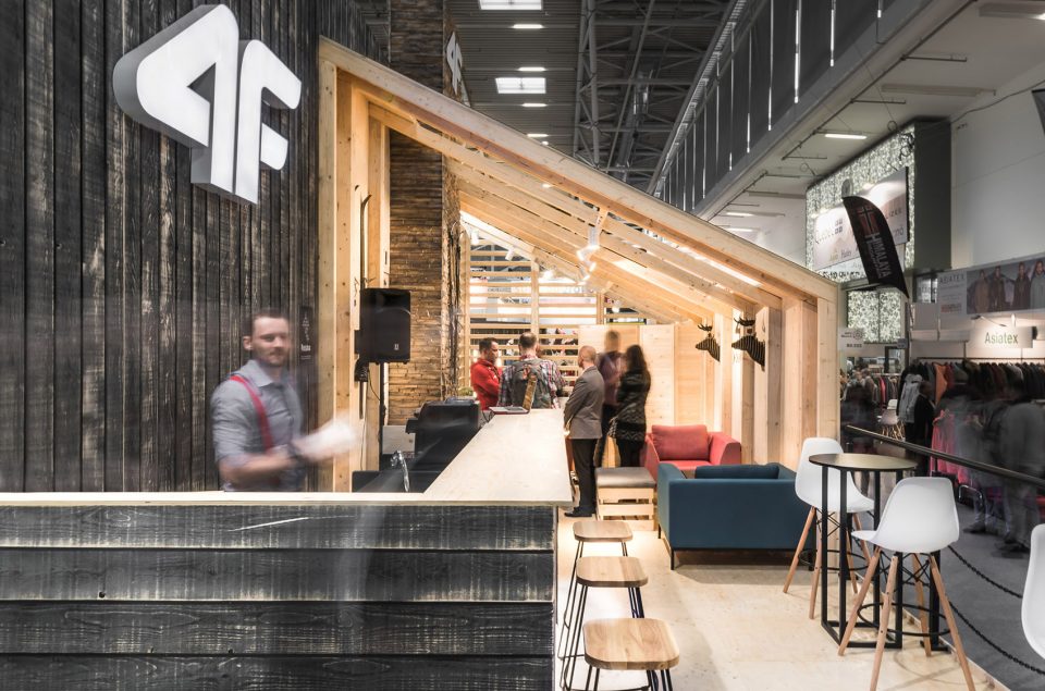 4F fair stand by modelina
