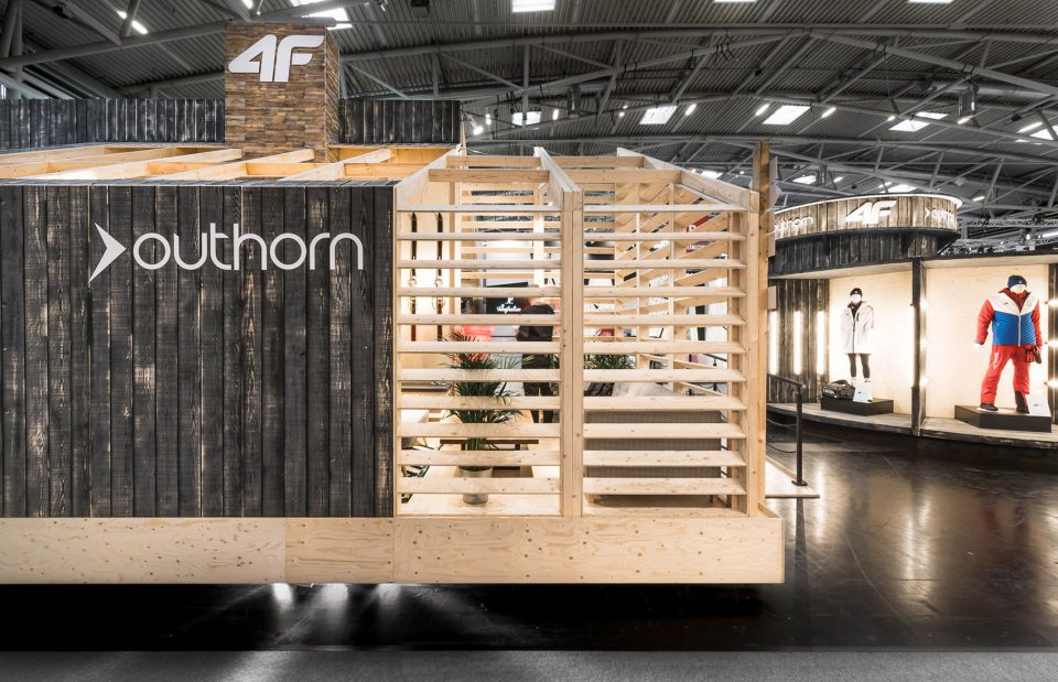 4F fair stand by modelina