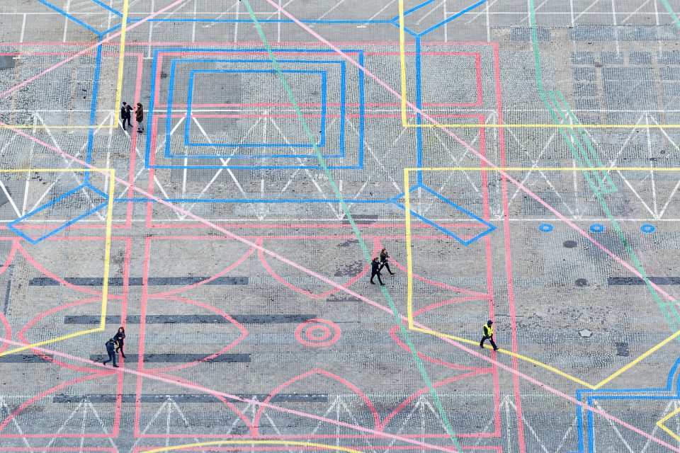 Installation on the Parade Square in Warsaw by BudCud