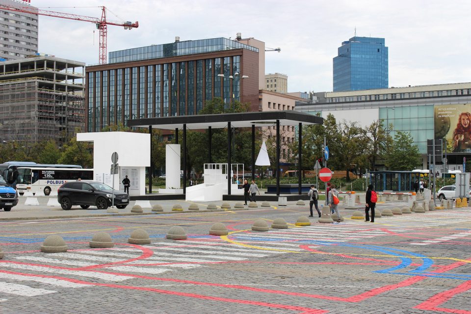 Installation on the Parade Square in Warsaw by BudCud