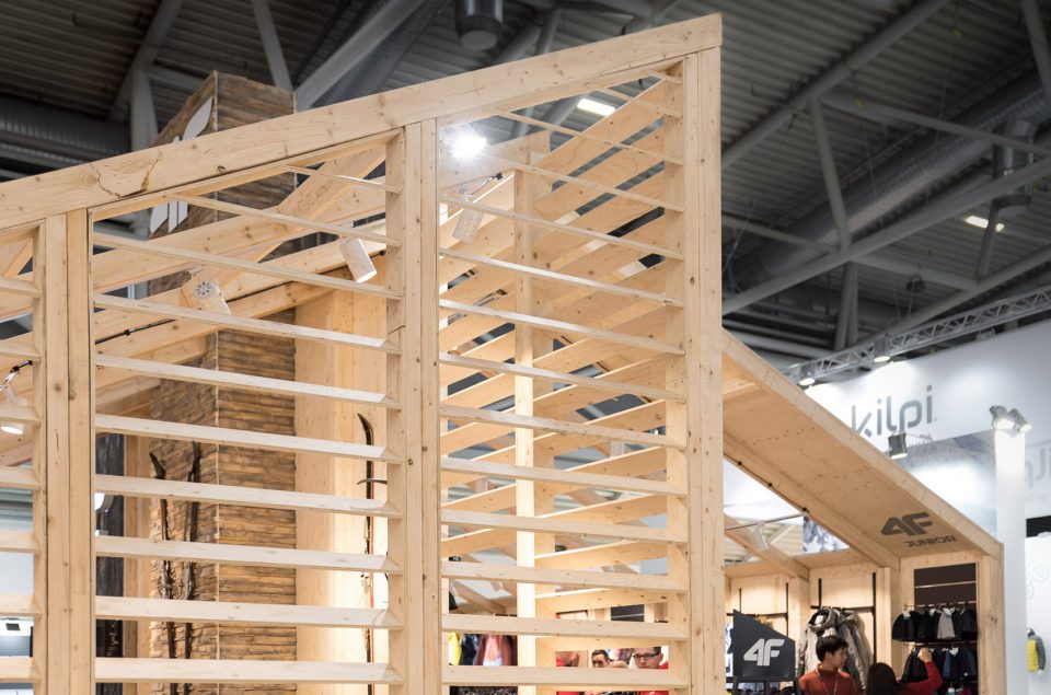 4F fair stand by modelina