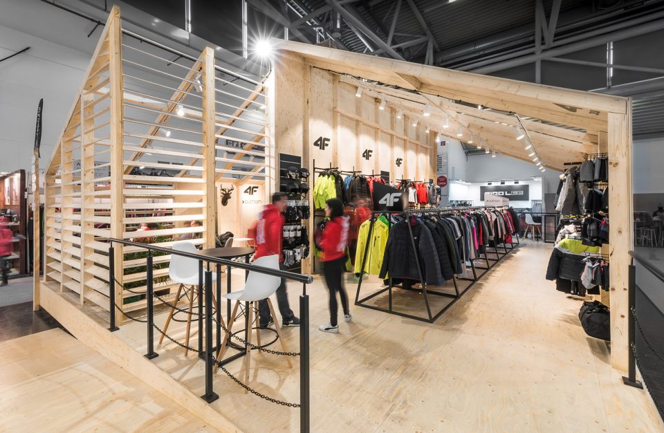 4F fair stand by modelina