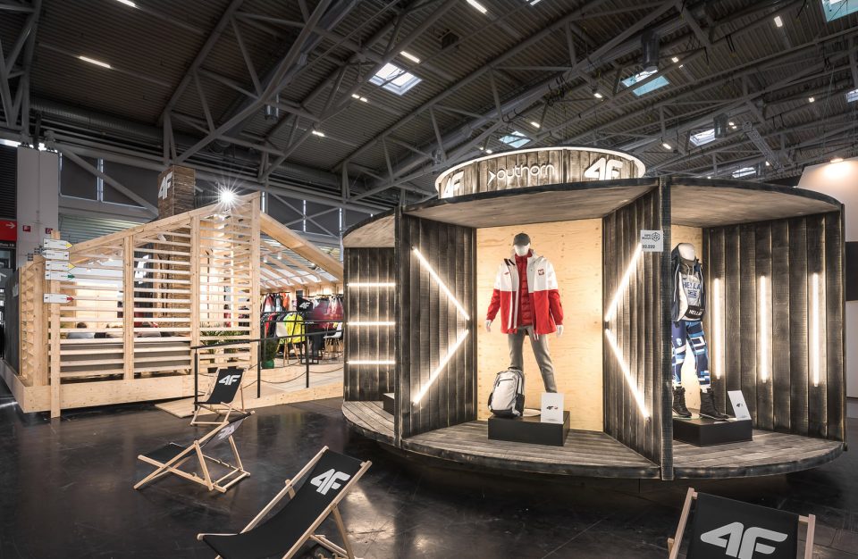 4F fair stand by modelina