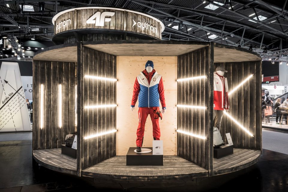 4F fair stand by modelina