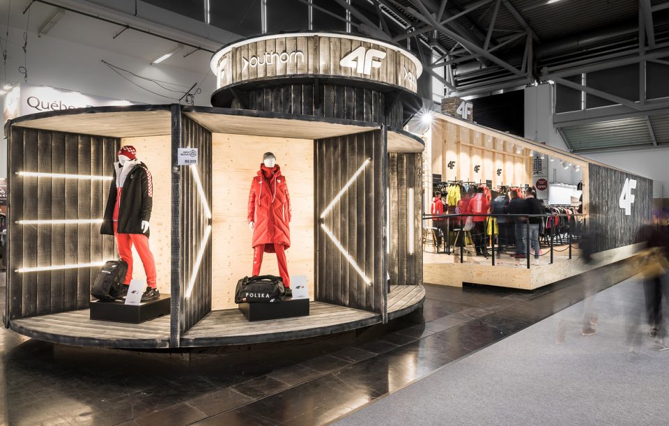 4F fair stand by modelina