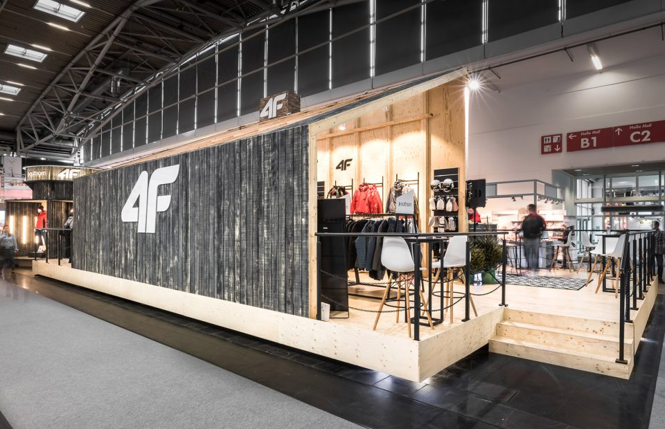 4F fair stand by modelina