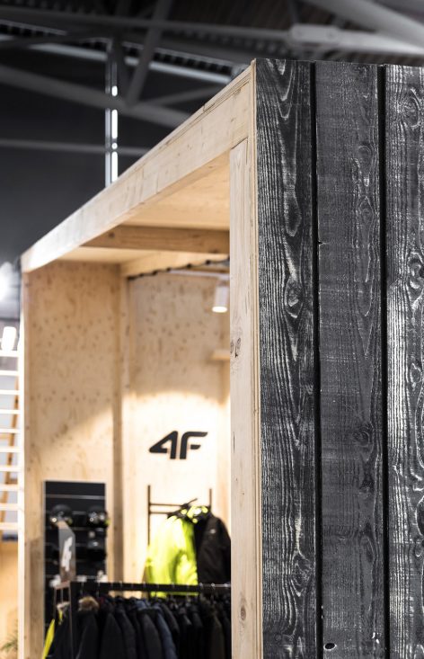 4F fair stand by modelina