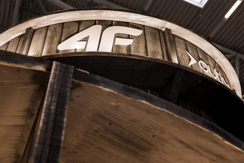 4F fair stand by modelina