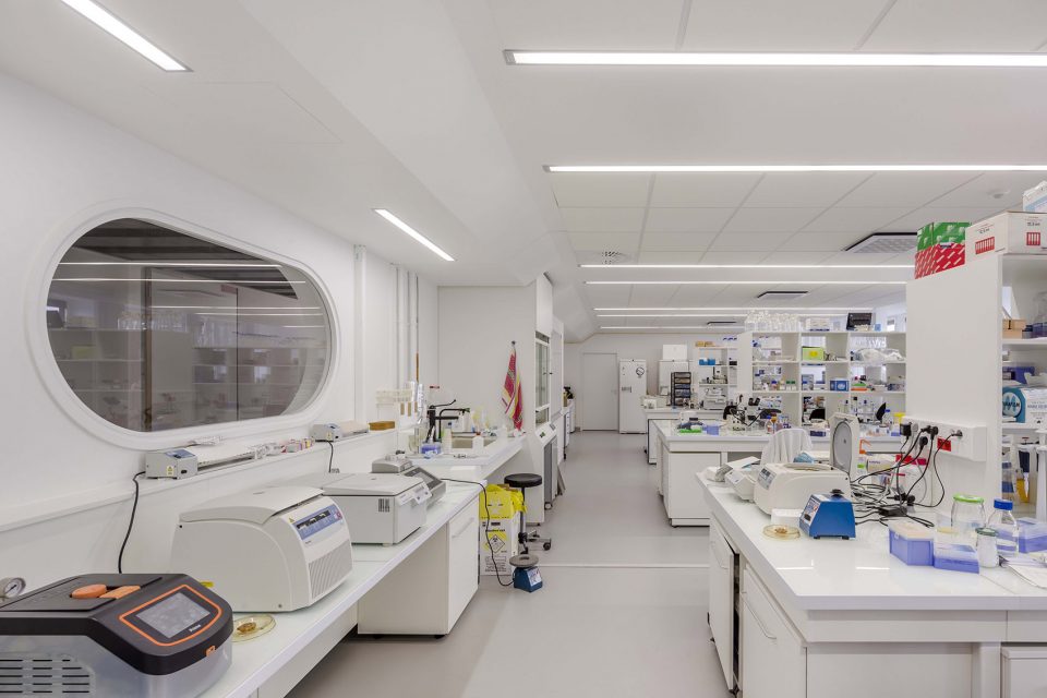 CRBC Centre de Recherche Bio clinique by PERIPHERIQUES Architectes