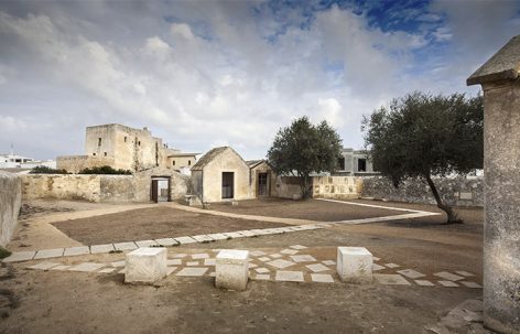 圣弗兰西斯卡泽维尔的旧墓园修复，西班牙福门特拉岛/ Marià Castelló Martínez