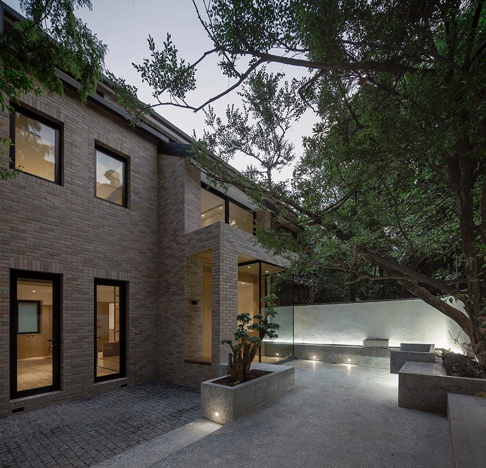The House With A Tiny Patio by Atelier taoc