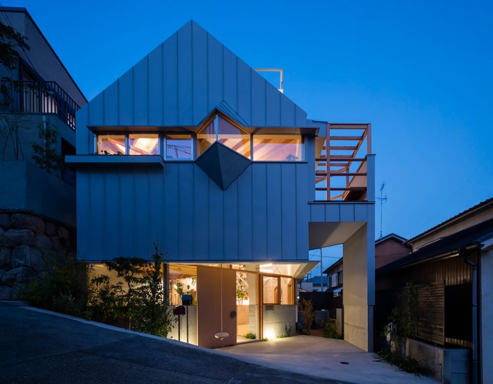 Hat House by FUMIASO ARCHITECTUR ASSOCIATES