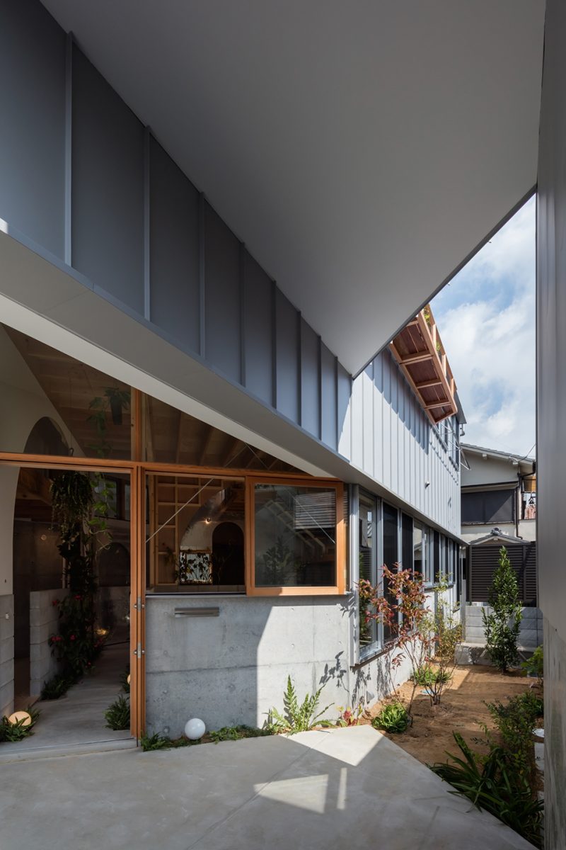 Hat House by FUMIASO ARCHITECTUR ASSOCIATES