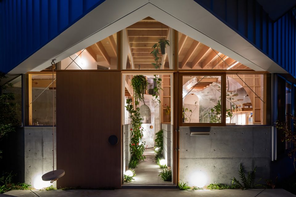 Hat House by FUMIASO ARCHITECTUR ASSOCIATES