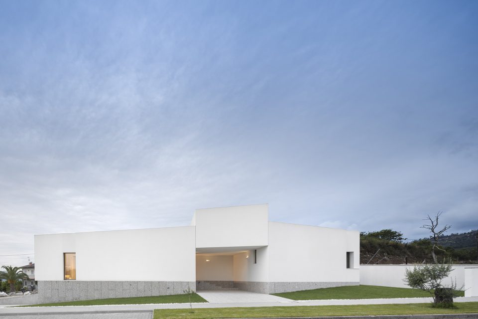 Brunhais House by Rui Vieira Oliveira Arquitecto