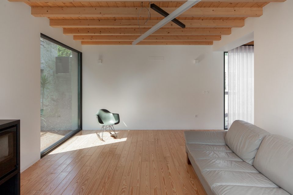 House Santa Maria by PEDRO HENRIQUE ARQUITETO