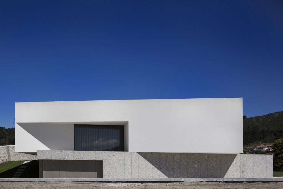 Brunhais House by Rui Vieira Oliveira Arquitecto