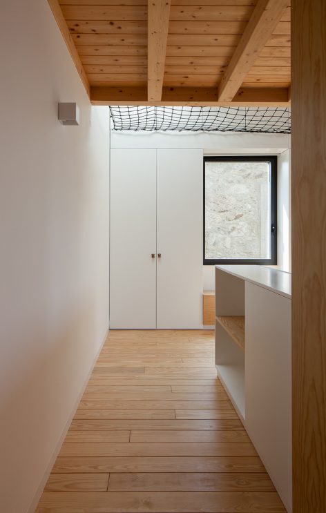 House Santa Maria by PEDRO HENRIQUE ARQUITETO