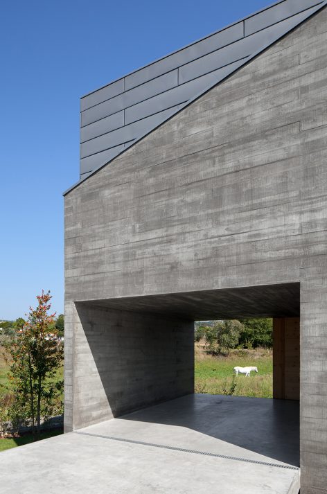 House Santa Maria by PEDRO HENRIQUE ARQUITETO