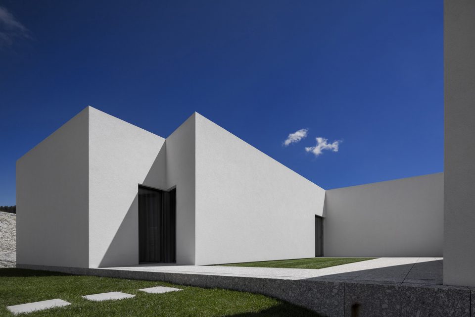 Brunhais House by Rui Vieira Oliveira Arquitecto