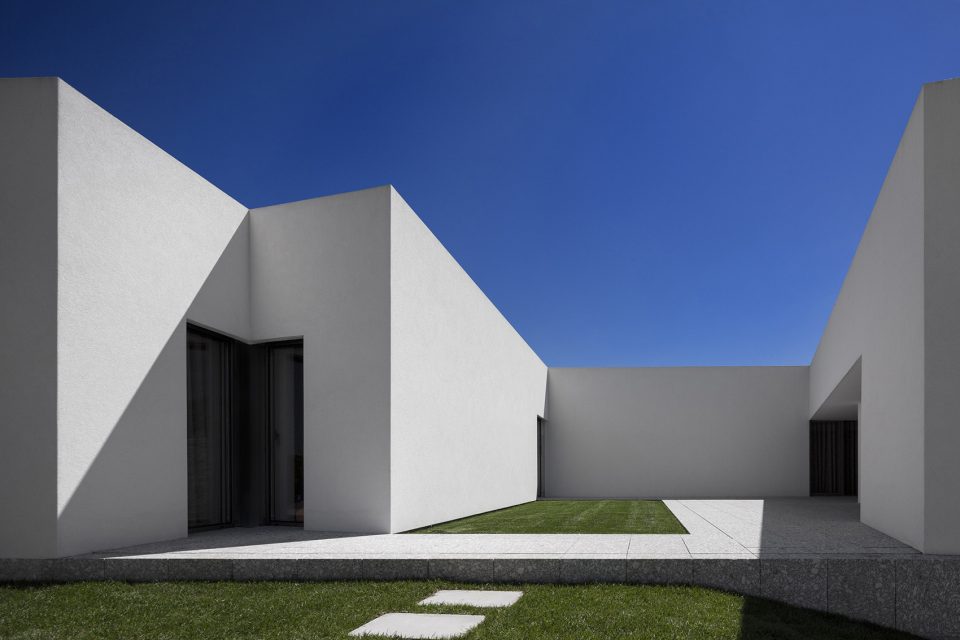 Brunhais House by Rui Vieira Oliveira Arquitecto