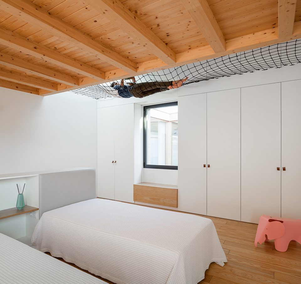 House Santa Maria by PEDRO HENRIQUE ARQUITETO