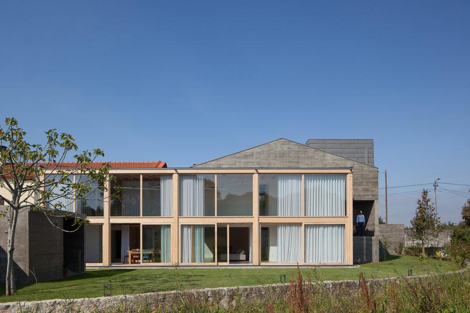 House Santa Maria by PEDRO HENRIQUE ARQUITETO