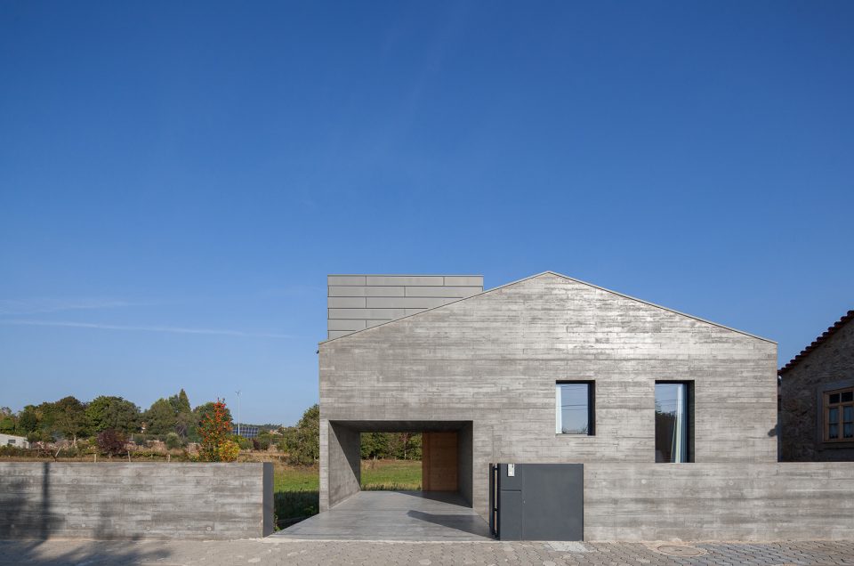 House Santa Maria by PEDRO HENRIQUE ARQUITETO